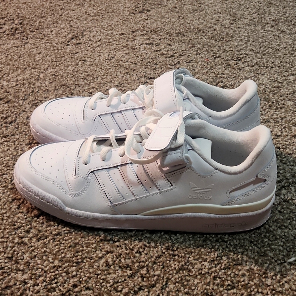 adidas Forum Low ''Triple White'' sneakersAdidas presents the Forum Low sneak